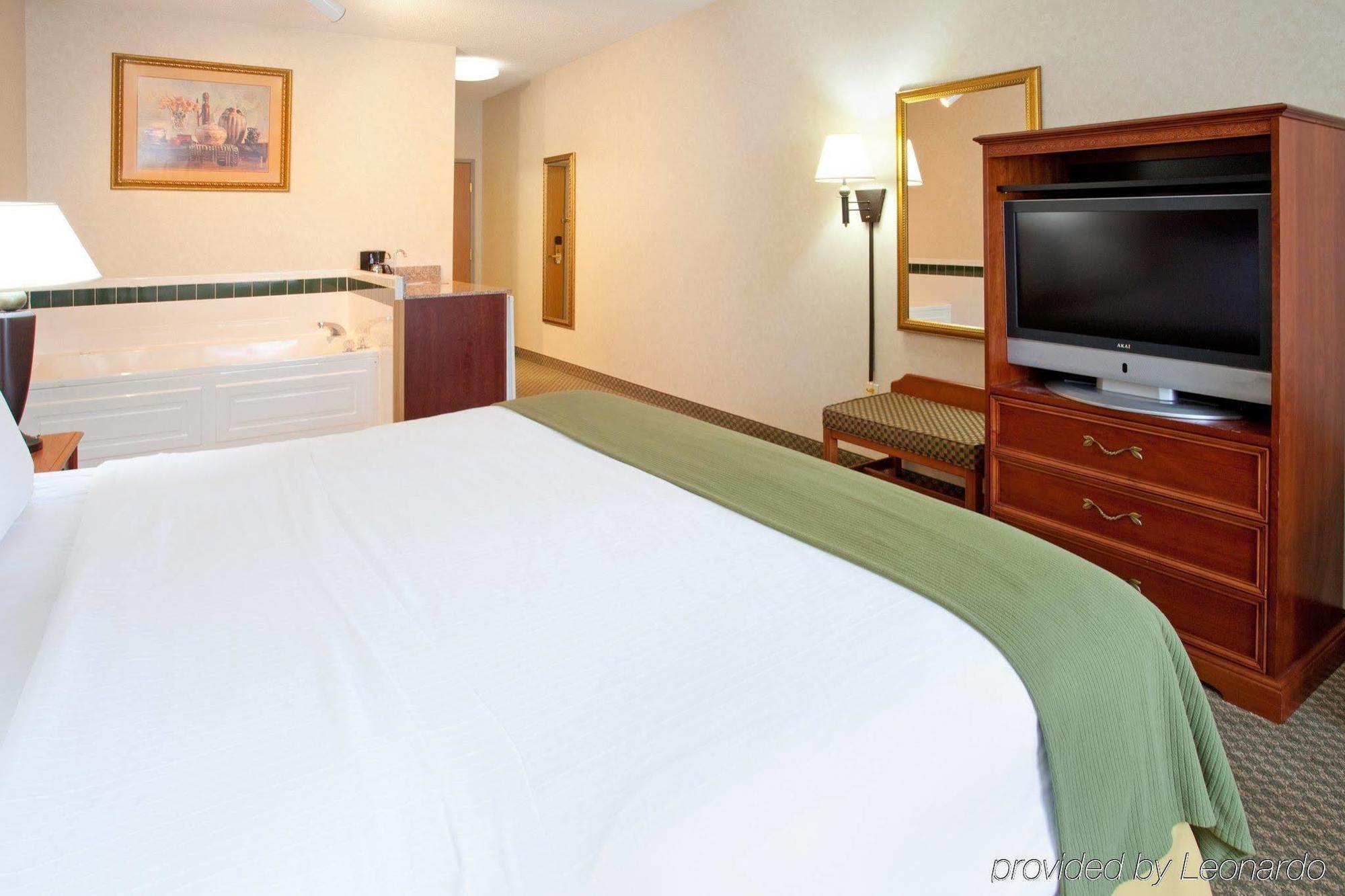 Holiday Inn Express Hotel & Suites Elkhart-South, An Ihg Hotel Номер фото